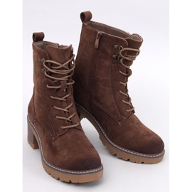 Smeđe ženske čizme izolirane krznom smeđa 1