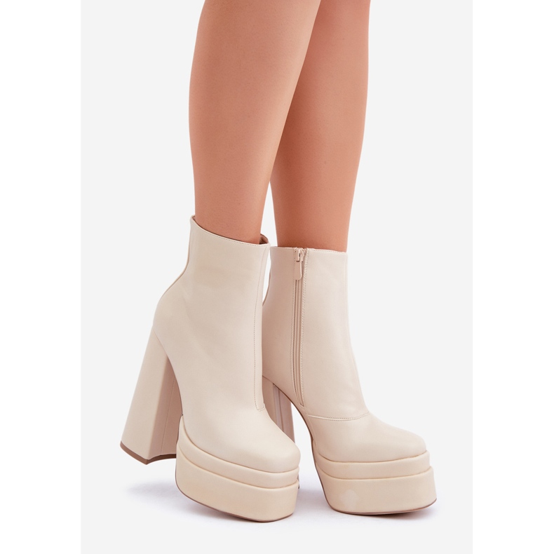 Svjetlo bež tople čizme na masivnoj platformi i visokoj peti 1