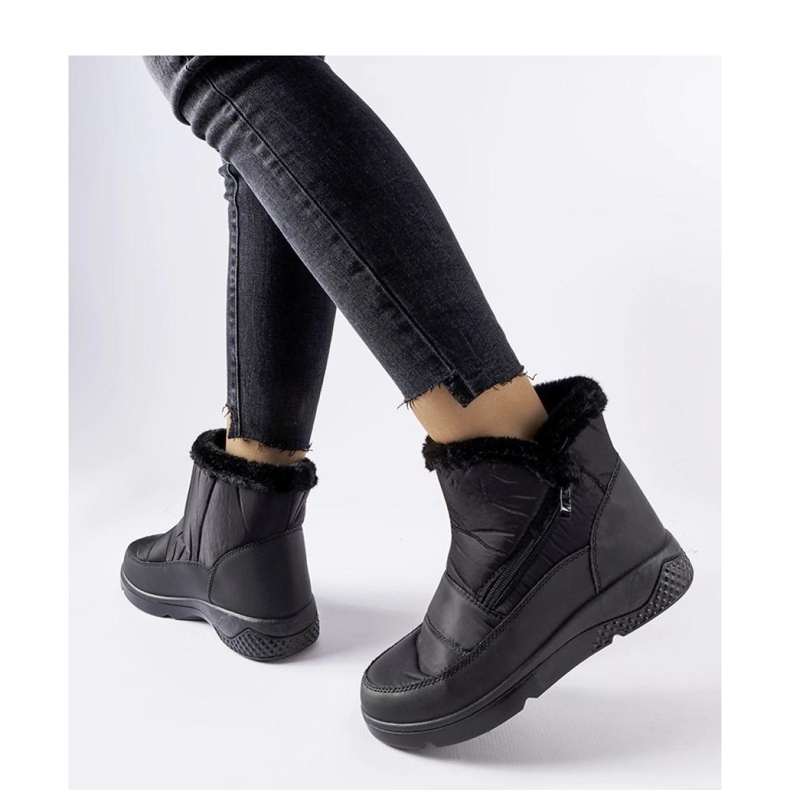 Crne izolirane čizme za snijeg s patentnim zatvaračem crna 1