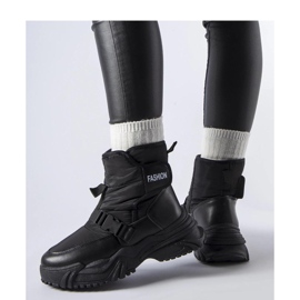 Crne izolirane čizme za snijeg s čičkom crna 1