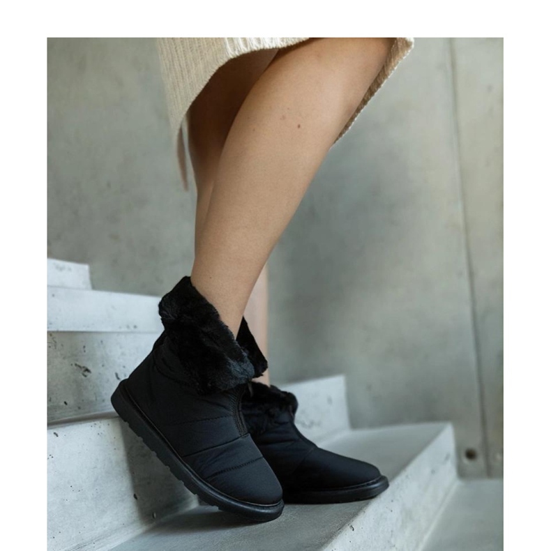 Crne izolirane čizme za snijeg s ovratnikom crna 1