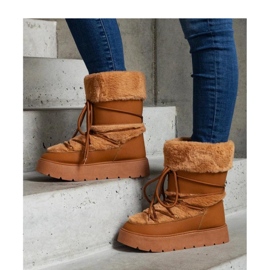 Smeđe izolirane čizme za snijeg ukrašene krznom smeđa 1