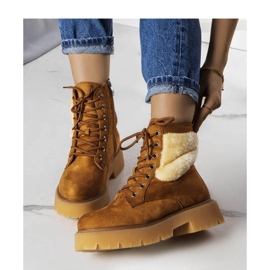 Smeđe izolirane čizme s krznom smeđa 1