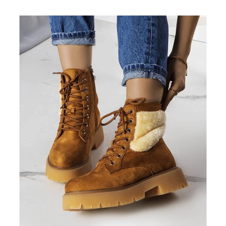 Smeđe izolirane čizme s krznom smeđa 1