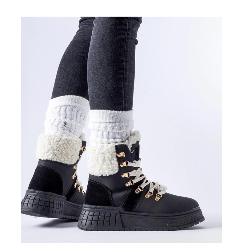 Crni radnici na masivnoj platformi crna 1