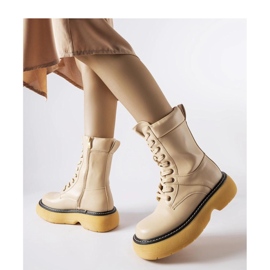 Bež izolirani radnici na platformi 1