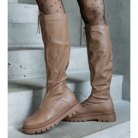 Smeđe čizme od eko kože s ravnom petom ukrašene patentnim zatvaračem smeđa 1