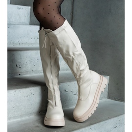 Bež čizme od eko kože s ravnom petom ukrašene patentnim zatvaračem 2