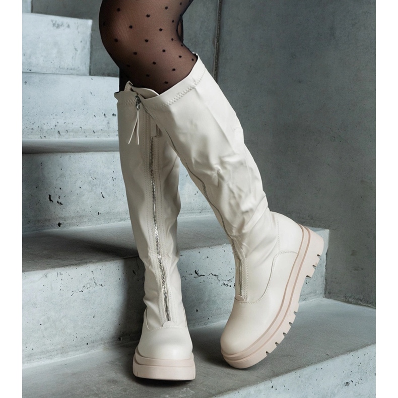 Bež čizme od eko kože s ravnom petom ukrašene patentnim zatvaračem 2