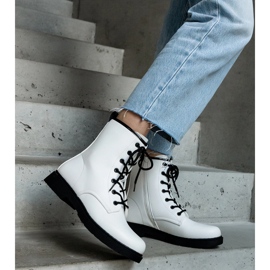 Bijele izolirane radničke čizme od eko kože bijela 2