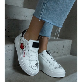 Bijele tenisice ukrašene zakrpom i natpisima na platformi bijela 1