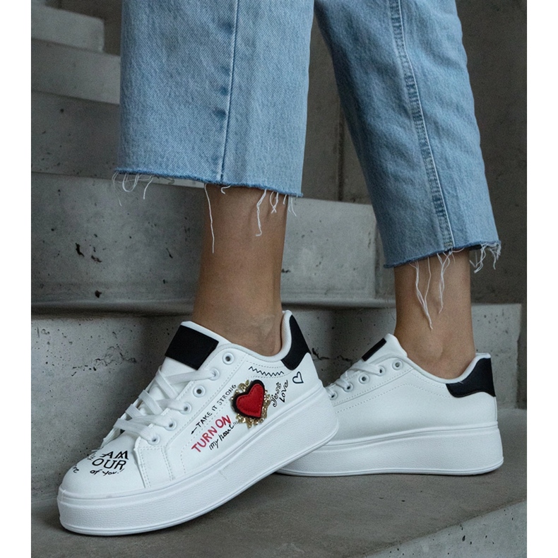 Bijele tenisice ukrašene zakrpom i natpisima na platformi bijela 2