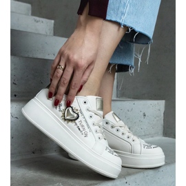 Bež tenisice ukrašene zakrpom i natpisima na Etara platformi 2