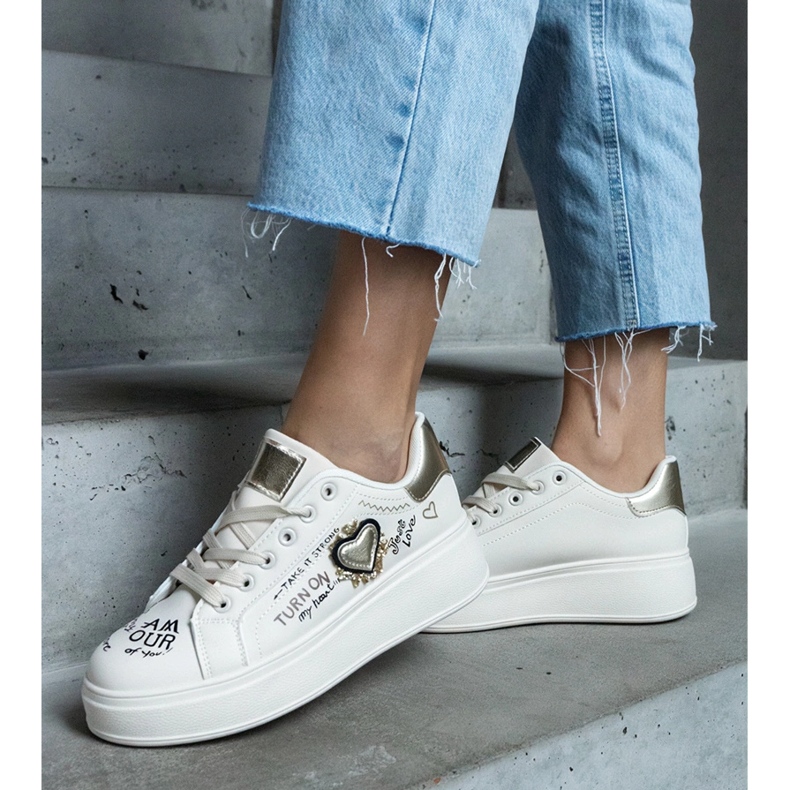 Bež tenisice ukrašene zakrpom i natpisima na Etara platformi 1