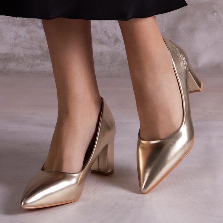 Zlatne pumpe na stupu zlatna 2