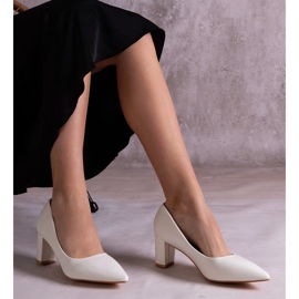 Bijele salonke na stupu bijela 1