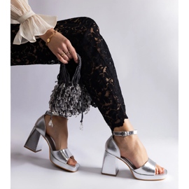 Srebrne ženske sandale s masivnom metalnom petom srebro 1