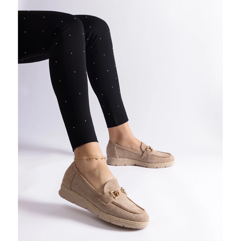 Bež ženske mokasine s eko antilop s lancem 1