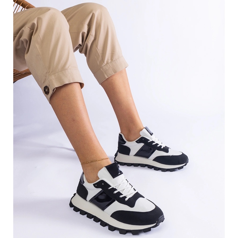 Crne tenisice s vidljivim zaštitnikom crna 2