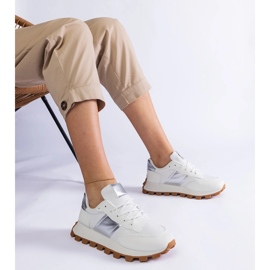 Bijele tenisice s vidljivim zaštitnikom bijela 1