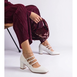 Bijele pumpe na posta s ukrasnim kopčama bijela 1