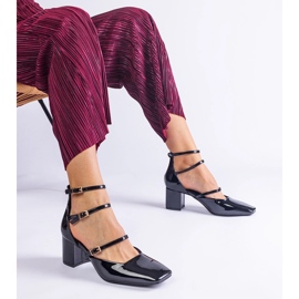 Crne pumpe lakirane na posta s kopčama crno 1