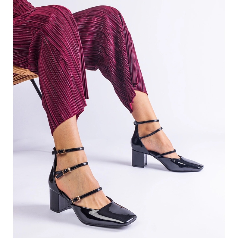 Crne pumpe lakirane na posta s kopčama crna 1