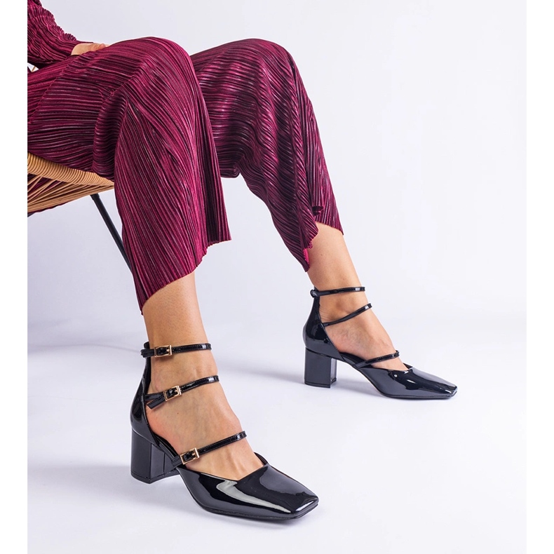 Crne pumpe lakirane na posta s kopčama crno 2