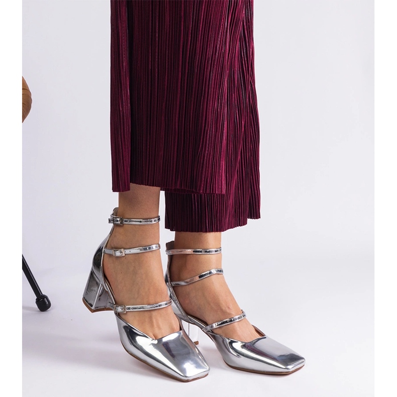 Srebrne pumpe lakirane na posta sa kopčama srebro 1