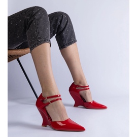 Crvene pumpe lakirane na klinu s kopčama crvena 1