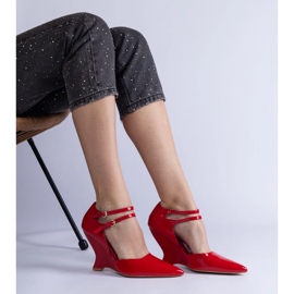 Crvene pumpe lakirane na klinu s kopčama crvena 2