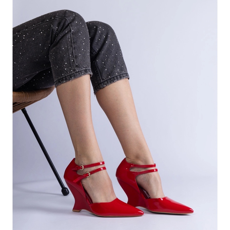Crvene pumpe lakirane na klinu s kopčama crvena 2