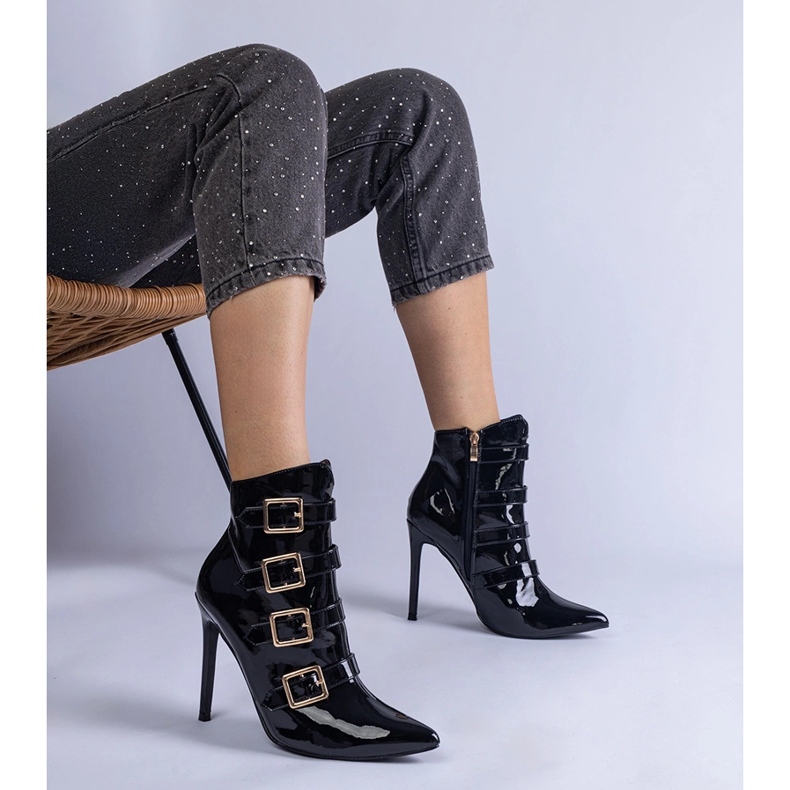 Crne čizme lakirane na pin s kopčama crno 1