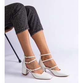 Bijele pumpe na stupu s kopčama bijela 1