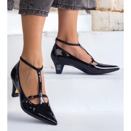 Crne pumpe lakirane na niskoj gomili s kopčama crna 1