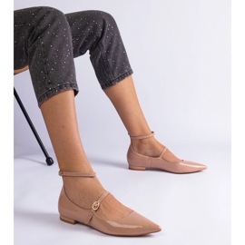 Bež pumpe lakirane ravnim potpeticama s bež kopčama 1