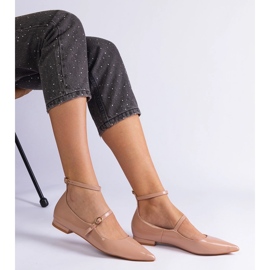 Bež pumpe lakirane ravnim potpeticama s bež kopčama 2