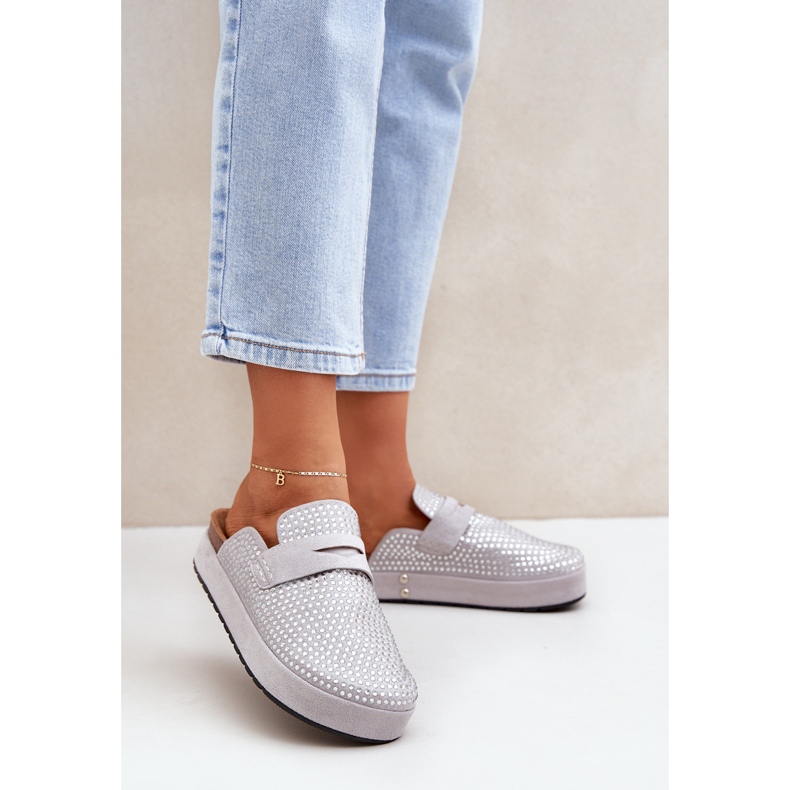 Ženski jastuci ukrašeni cirkonima na sivoj platformi siva 1