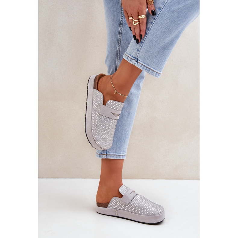 Ženski jastuci ukrašeni cirkonima na sivoj platformi siva 2