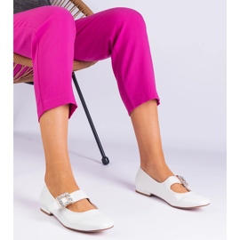 Bijele lakirane balerine ukrašene kopčom bijela 2