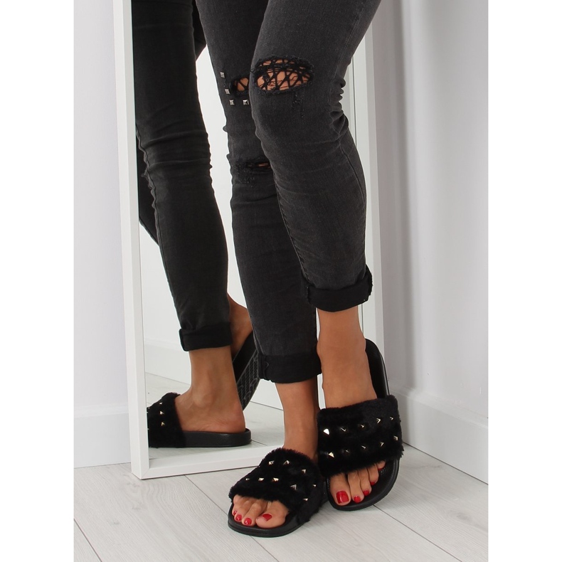 Crne papuče s krznom i crnim kopčama crno 2