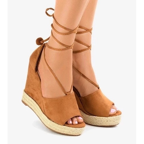 Bež natikače na platformu i bež ženske natikače 2