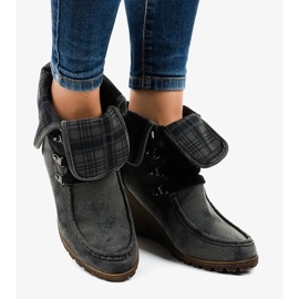 Udobne ženske kožne sandale s elegantnim ukrasima bež 1