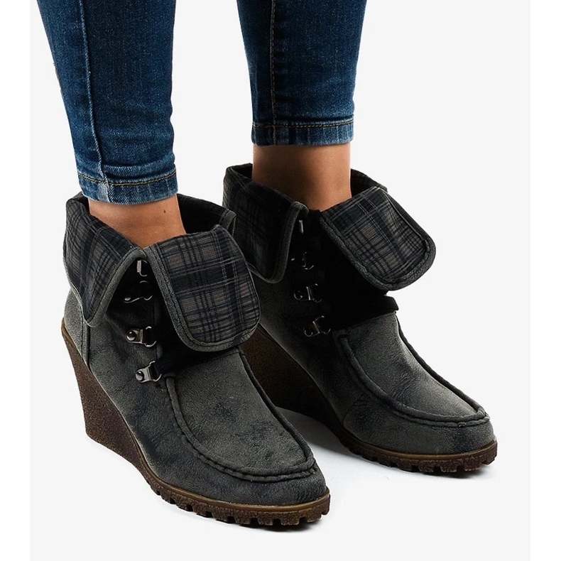 Udobne ženske kožne sandale s elegantnim ukrasima bež 2