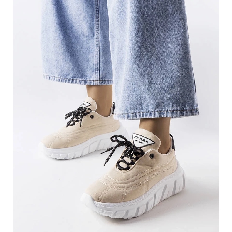 Bež kožne ženske gležnjače na platformu, izolirane čizme od prirodne kože 1