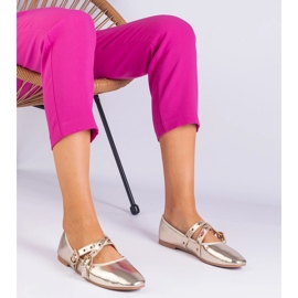 Zlatne balerine izrađene od eko -odlazača ukrašene kopčama zlatni 1