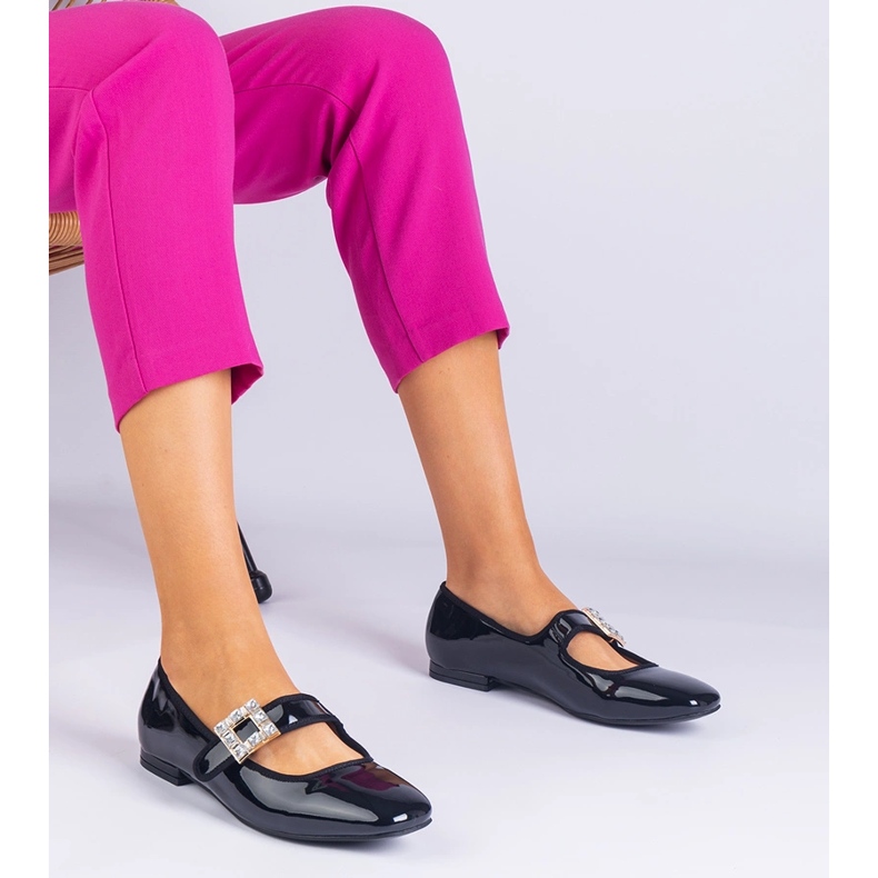 Crne lakirane balerine ukrašene kopčom crno 1