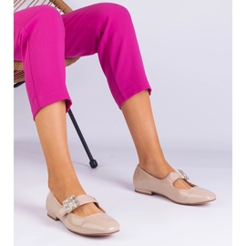 Bež lakirane balerine ukrašene stezaljkom 1