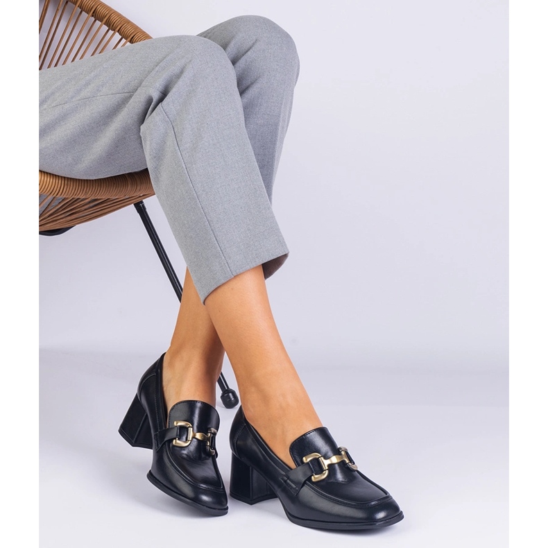 Crne pumpe na stanici metalnim ukrasom crno 1