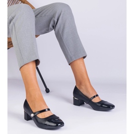 Crne pumpe na stanici lakiranim nožnim prstima crno 1